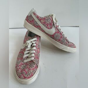 Nike Women's Floral Pink and White Sneakers